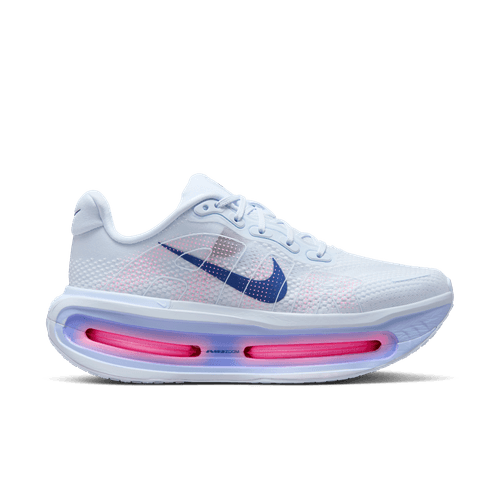 Nike Vomero Premium dameskoen i Blue Tint/Deep Royal Blue-Aluminium har en blå swoosh, tyk hvid sål med synlig pink luftpude og avanceret ZoomX-skum, vist i sideprofil på en almindelig hvid baggrund.