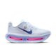 Nike Vomero Premium dameskoen i Blue Tint/Deep Royal Blue-Aluminium har en blå swoosh, tyk hvid sål med synlig pink luftpude og avanceret ZoomX-skum, vist i sideprofil på en almindelig hvid baggrund.