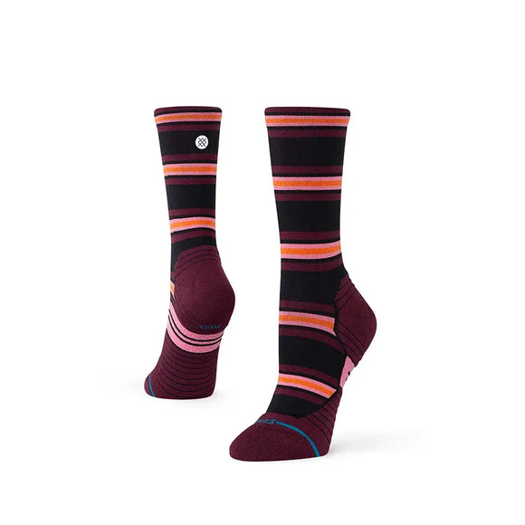 Stance Wayfarer Light Crew, Dame, Fig-strømperne har sorte, bordeaux, pink og orange vandrette striber med et hvidt logo i toppen og bordeaux hæl og tå i en klassisk crew-længde.