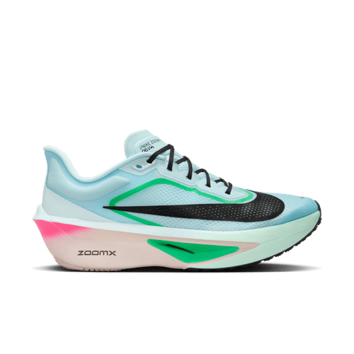 Nike Zoom Fly 6 Herre i Glacier Ice/Black-Hyper Pink-Green Shock har en lyseblå og hvid overdel, sorte og grønne detaljer, en tyk lyserød-hvid sål med "ZOOMX" på siden, vist fra venstre mod en hvid baggrund.
