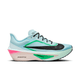 Nike Zoom Fly 6 Herre i Glacier Ice/Black-Hyper Pink-Green Shock har en lyseblå og hvid overdel, sorte og grønne detaljer, en tyk lyserød-hvid sål med "ZOOMX" på siden, vist fra venstre mod en hvid baggrund.