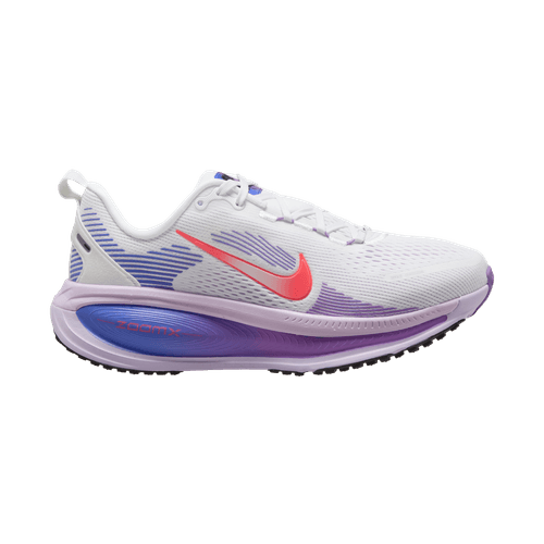 Nike Vomero 18 Dame i White/Hot Lava-Violet Mist-Sapphire er en stilfuld og komfortabel løbesko til kvinder med pink swoosh, lilla og blå detaljer, tyk lilla sål, hvide snørebånd og en praktisk hælstrop.