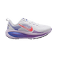 Nike Vomero 18 Dame i White/Hot Lava-Violet Mist-Sapphire er en stilfuld og komfortabel løbesko til kvinder med pink swoosh, lilla og blå detaljer, tyk lilla sål, hvide snørebånd og en praktisk hælstrop.