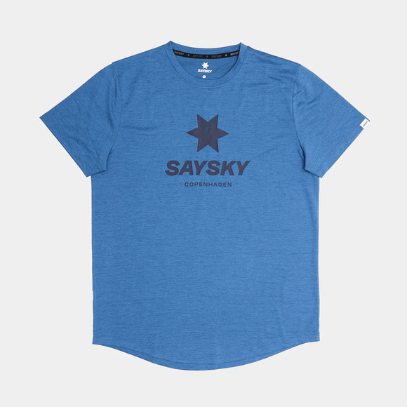 Saysky Logo Combat Pro T-shirt, Herre, Blå, er en fugttransporterende løbetrøje til mænd med rund hals. En stor sort stjerne og "SAYSKY COPENHAGEN" i sorte kasketter er trykt på forsiden. T-shirten er vist fladt på en hvid baggrund.