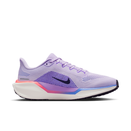 Et sidebillede af Nike Pegasus 41 Dame i Violet Mist/Purple Dynasty-Bright Violet med en sort swoosh, graduerede pink og blå detaljer på sålen og en hvid/sort ydersål, der er ideel til dem, der vil have behagelig løbesko mod en almindelig hvid baggrund.