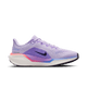 Et sidebillede af Nike Pegasus 41 Dame i Violet Mist/Purple Dynasty-Bright Violet med en sort swoosh, graduerede pink og blå detaljer på sålen og en hvid/sort ydersål, der er ideel til dem, der vil have behagelig løbesko mod en almindelig hvid baggrund.