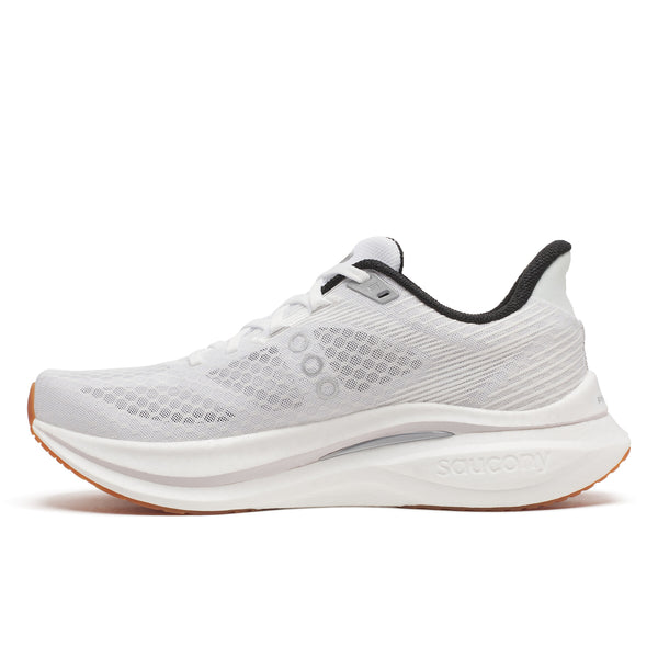 Saucony Endorphin Speed 5 Herre i White/Gum har en overdel i mesh, sort foring, hvid sål med lys orange slidbane og Saucony-branding - ideel til tempo- og distancetræning; her vist i sideprofil.