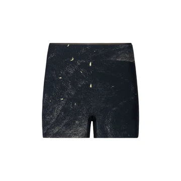 On Race Tights Short til damer i Black/Limelight har en højtaljet pasform med et subtilt marmoreret mønster og lyse pletter, vist mod en hvid baggrund - perfekt som stilfulde kompressionstights til aktive dage.