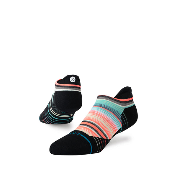 Stance Curren Light Tab Unisex Coral strømper er lavtskårne, åndbare strømper med sorte hæle og tæer og flerfarvede striber (blågrøn, pink, orange, hvid, blå). Den ene sok viser toppen, den anden viser hælen og sålen.