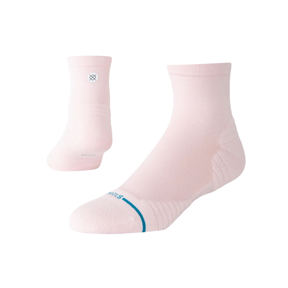 Et par Stance Womens Solid Light Quarter-sokker i lyserødt, designet som åndbare løbesokker for optimal komfort. Disse unisex-ankelsokker har et lille hvidt og blåt logo på manchetten og en blå stribe tæt på tåen, hvilket gør dem perfekte som løbesokker til kvinder. Vist på en ensfarvet hvid baggrund.