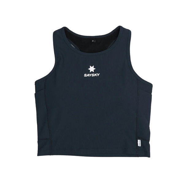 Saysky W Combat Rib Crop Top, Dame, i blå, er ærmeløs med rund halsudskæring og har et hvidt Saysky-logo med en stjerne på forsiden, vist mod en almindelig hvid baggrund.