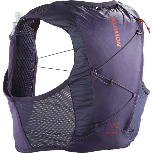 En marineblå Salomon Active Skin 4 Set løbevest til trailløb, med skulderstropper i mesh, flere lommer, snore i siden, en synlig drikkedunk på venstre skulder og ACTIVE SKIN 4-tekst på forsiden.