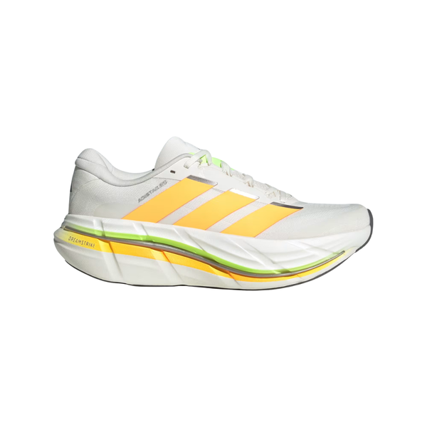 Et billede set fra siden af Adidas Adistar BYD 2 herreløbesko i farvekombinationen CLOWHI/LUTA/SIGGNR, der har et hvidt sportsligt design med gule og orange striber, grønne detaljer ved snørebåndene, en tyk, polstret sål med responsiv dæmpning samt sorte og gule accenter på mellemsålen, vist på en hvid baggrund.
