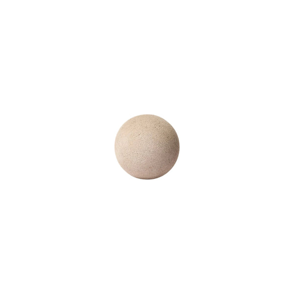 En enkelt Casall Pressure Point Ball, Light Cashmere, sidder centreret på hvid - ideel til massage af triggerpunkter og lindring af muskelspændinger.
