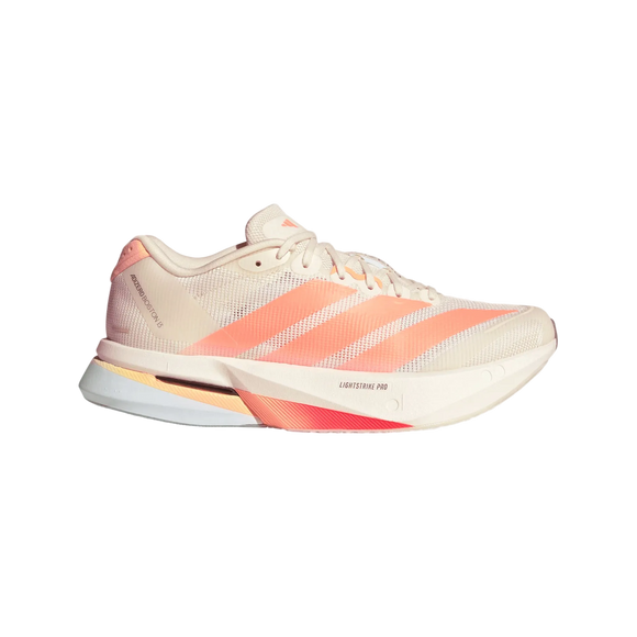 Et sidebillede af Adidas Adizero Boston 13 dame løbesko i Owhite/Beaora/Aciora med pink striber, en tyk støddæmpende sål og "LIGHTSTRIKE PRO" trykt nær mellemsålen.