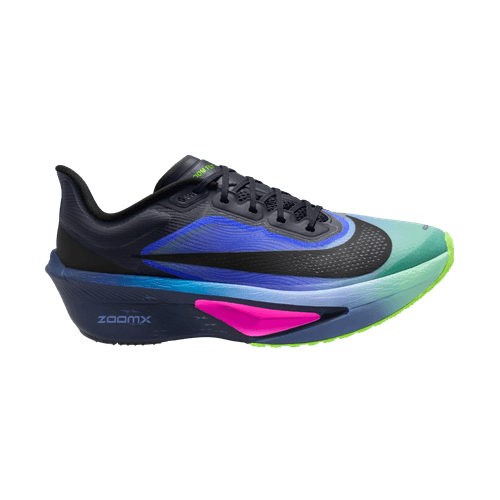 En enkelt Nike Zoom Fly 6 GLAM løbesko herre i Dark Obsidian/Black-Racer Blue har en tyk, skulpturel sål med ZoomX-skum-branding og et fremtrædende swoosh-logo på siden.