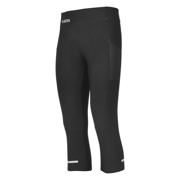 Fusion C3+ 3/4 Training Tight til kvinder i sort har et tætsiddende design, synlige sømme, netlomme i siden, reflekterende sømme, svedtransporterende stof og FUSION-logoet på linningen.