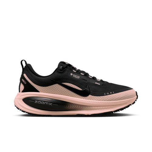 En Nike Vomero 18 Gore-Tex dame løbesko i Black/Black-Crimson Tint-Black med støddæmpende sål, mesh-overdel og synlige snørebånd vises i sideprofil mod en almindelig hvid baggrund.