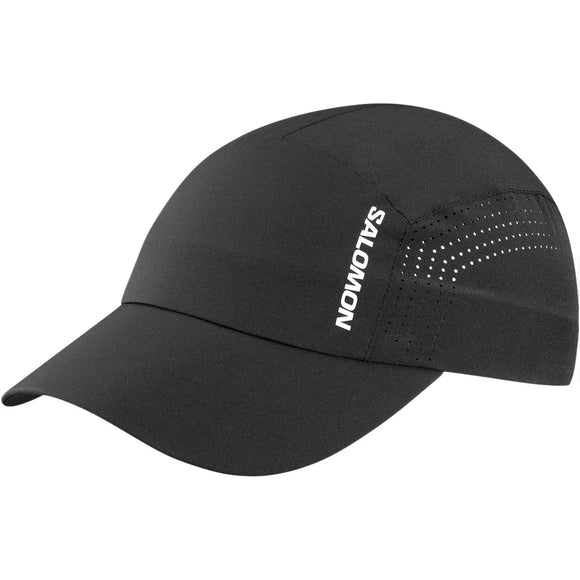 Salomon Shakeout Cap, Unisex, Deep Black har en buet skygge, ventilationshuller i siden for åndbarhed og Salomon-mærket trykt i hvidt på siden.