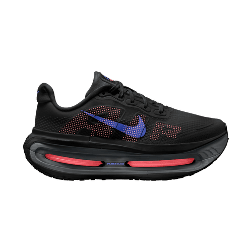 Nike Vomero Premium Dame-sneakeren i Black/Sapphire-Hot Lava-Anthracite har en tyk sort og rød stødabsorberende sål samt et mørkeblåt og rødt prikket Swoosh-logo på siden, der vises mod en almindelig lys baggrund.