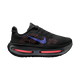 Nike Vomero Premium Dame-sneakeren i Black/Sapphire-Hot Lava-Anthracite har en tyk sort og rød stødabsorberende sål samt et mørkeblåt og rødt prikket Swoosh-logo på siden, der vises mod en almindelig lys baggrund.