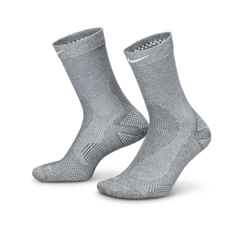 Et par Nike Fast Lightweight Crew-strømper i Dk Smoke Grey/Pure Platinum/White med ribbede manchetter, heldækkende tekstur og Dri-FIT-teknologi. Vist stående oprejst, vinklet lidt fra hinanden. Unisex-design.