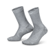 Et par Nike Fast Lightweight Crew-strømper i Dk Smoke Grey/Pure Platinum/White med ribbede manchetter, heldækkende tekstur og Dri-FIT-teknologi. Vist stående oprejst, vinklet lidt fra hinanden. Unisex-design.