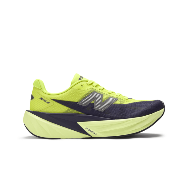 Et sidebillede af New Balance FuelCell Rebel v5 Dame i Alkaline Green/Boysenberry/Dark Silver Metallic med en tyk støddæmpende sål, mesh-overdel, der er ideel til tempo- og intervaltræning, og "FuelCell"-tekst på mellemsålen.