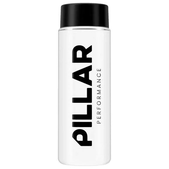Micro Shaker 500 ml fra Pillar Performance er en klar, BPA-fri flaske med sort låg. "PILLAR" står med fede, lodrette, sorte bogstaver og "PERFORMANCE" nedenunder, alt sammen på en hvid baggrund til stilfuld, funktionel brug.
