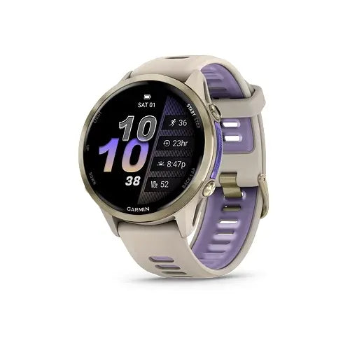 Garmin Forerunner 970 GPS smartwatch i French Grey/Translucent Indigo har en rund urskive og viser tid, dato, antal skridt, batteriniveau og forskellige fitnessstatistikker.