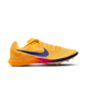 Nike Zoom Rival Distance, Herre (Citron Pulse/Indigo Burst-Hyper Violet), er en gul herresko til mellem- og langdistanceløb med blå swoosh, orange snørebånd og atletikpigge, vist fra siden mod en hvid baggrund.