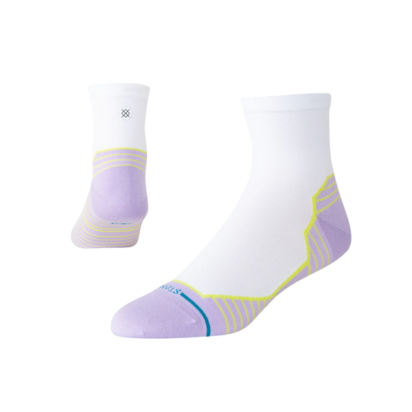 Stance Orchid Ul Quarter-sokker i unisex-farven lavendel har et hvidt design ved anklen med lyselilla tå- og hælpartier, gule og lilla kontraststriber samt et lille sort logo på den øverste ribkant. Disse ultralet løbesokker er designet til optimal åndbarhed og effektiv fugttransport, så dine fødder forbliver kølige og tørre under hver eneste løbetur.