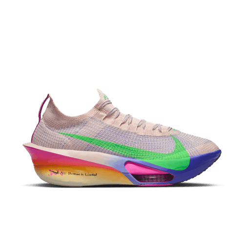 Nike Alphafly Next% 3 "Eliud Kipchoge" til mænd har en beige (Silt Red) strikoverdel, lysegrøn swoosh og en tyk gradient mellemsål i lilla, blå, gul, orange og pink på en almindelig hvid baggrund.