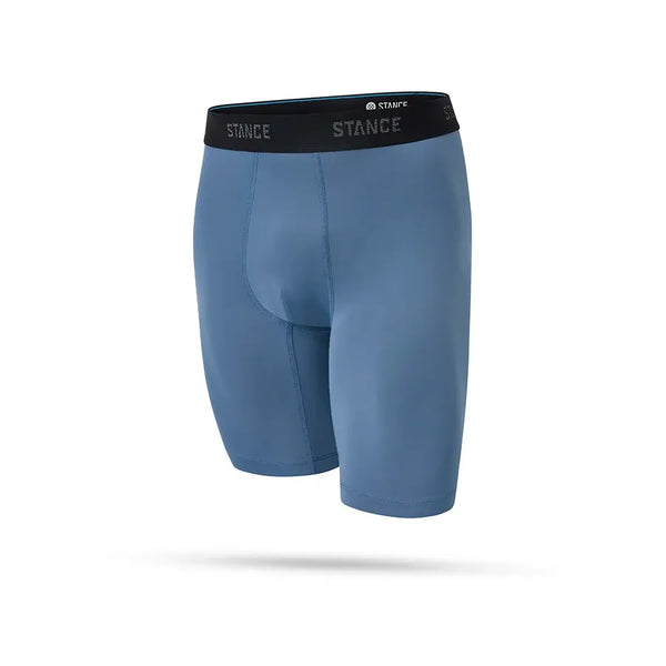 Stance Compression Nylon Underwear til mænd i Seablue har en sort elastisk linning med mærkets navn i gråt, lavet af en hurtigtørrende nylonblanding for komfort, vist mod en almindelig hvid baggrund.