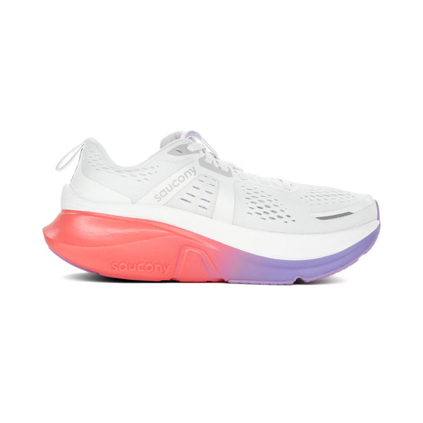 Saucony Guide 18 Dame i White/Crocus har en overdel i mesh, et gråt logo, en tyk PWRRUN-mellemsål og en sål med gradient, der går fra pink ved hælen til lilla ved snuden. Set fra siden på en almindelig hvid baggrund.