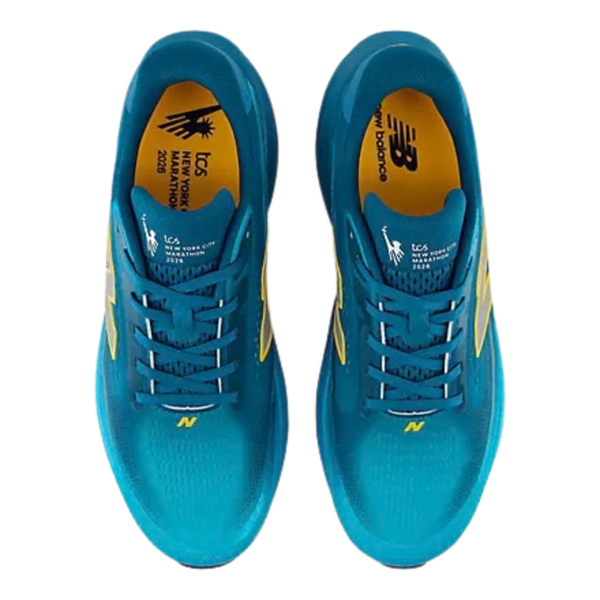 Ovenfra-billede af de blå New Balance Freshfoam Ellipse, Herre, Altitude x NYC Marathon-løbesko med gule indlægssåler med NYC Marathon-logo.