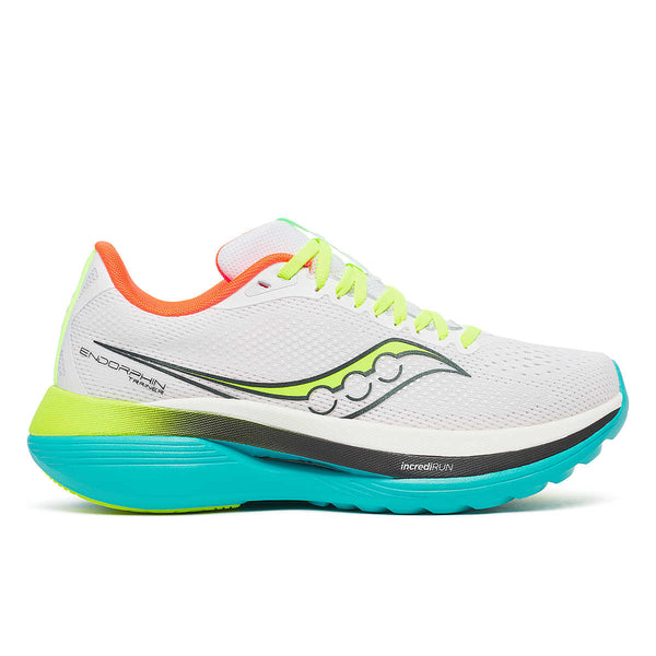 Saucony Endorphin Trainer, Dame i White/Mutant har limegrønne snørebånd, en turkis og neongul sål, orange inderforing, sorte detaljer og er vist i et profilbillede fra venstre side.