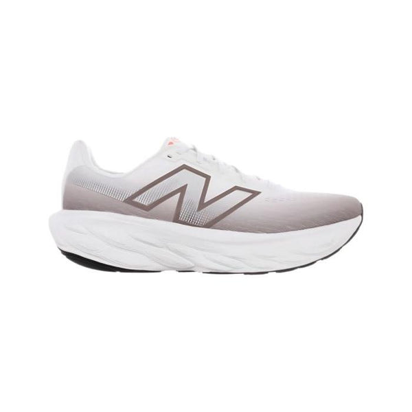 New Balance Freshfoam 1080v14, Herre i Earth Shadow, set fra siden med det store N-logo, den stødabsorberende hvide sål, snørebåndene og det lave design.