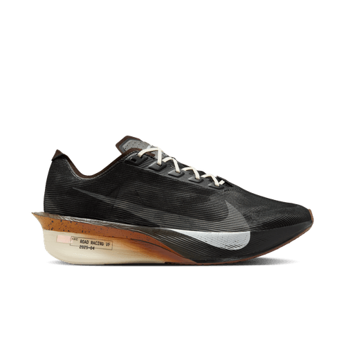 Nike ZoomX Vaporfly Next% 4 Unisex i Velvet Brown/Soft Pearl-Black har en stor sølvfarvet swoosh, beige snørebånd og en tyk flerfarvet sål med en fremspringende hæl - ideel til din næste konkurrencesko.