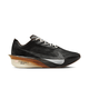 Nike ZoomX Vaporfly Next% 4 til mænd i Velvet Brown/Soft Pearl-Black har en fed sølvfarvet swoosh, hvide snørebånd og en tyk, skulpturel sål med "PROTOTYPE" og "ROAD RACING V1" - ideel til maratonløbere eller konkurrenceløbere.