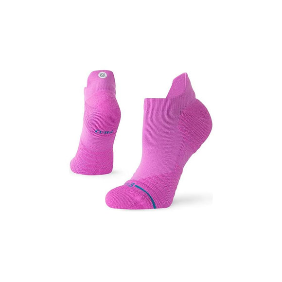 Et par Stance Berry Mid Tab træningsstrømper kvinder i lyserød ("Berry") vises på en hvid baggrund, hvor den ene strømpe står oprejst for at vise bagsiden, og den anden er placeret, så man kan se detaljerne på forsiden og toppen.