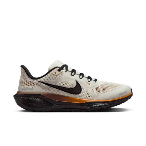 Nike Pegasus 41, Herre, i Soft Pearl/Velvet Brown-Desert Ochre har sorte og brune detaljer, sorte snørebånd og en synlig Air Zoom-sål med ReactX-skum. Vist i sideprofil på en hvid baggrund.