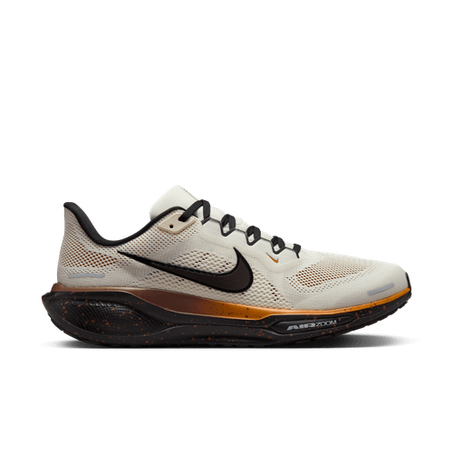 Nike Pegasus 41, Herre, i Soft Pearl/Velvet Brown-Desert Ochre har sorte og brune detaljer, sorte snørebånd og en synlig Air Zoom-sål med ReactX-skum. Vist i sideprofil på en hvid baggrund.