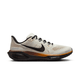 Nike Pegasus 41, Herre, i Soft Pearl/Velvet Brown-Desert Ochre har sorte og brune detaljer, sorte snørebånd og en synlig Air Zoom-sål med ReactX-skum. Vist i sideprofil på en hvid baggrund.
