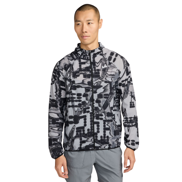 En mand har en let Nike Repel UV Protection-løbejakke på i grå og sort mønster, Herre, Stealth, med lynlås foran.