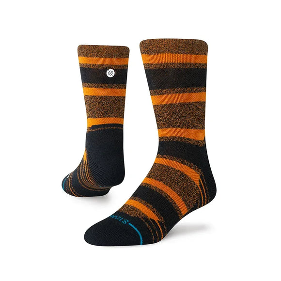 Et par Stance Frederick Mid Crew unisex-strømper i Spice, vist på en hvid baggrund - den ene lodret, den anden vinklet, så man kan se siden.