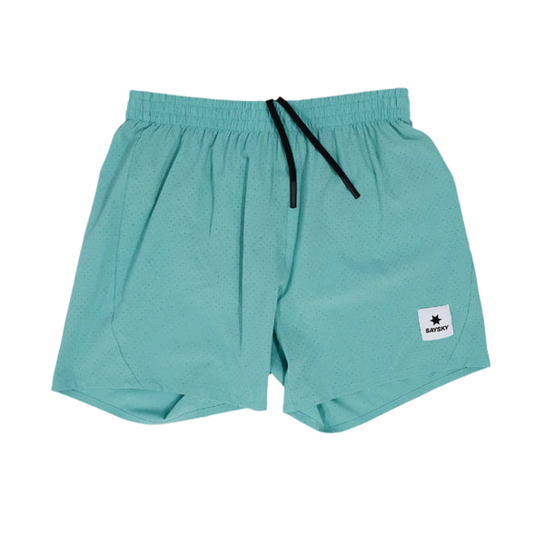 Et par grønne Saysky Pace Air Shorts 5" til mænd med elastisk linning, sort løbegang og et hvidt rektangulært mærke med en sort stjerne og ordet "SAYSKY" nederst på venstre ben.