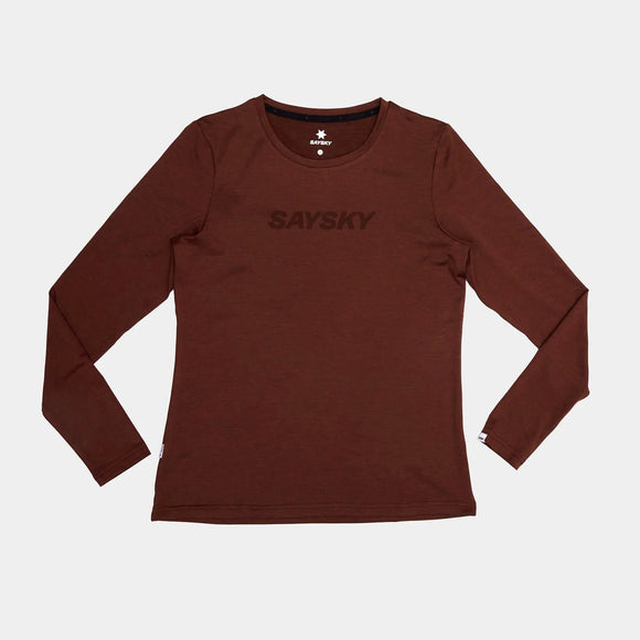 En langærmet W Logo Pace Long Sleeve fra Saysky i rød med rund halsudskæring og matchende SAYSKY-logo på brystet, perfekt som løbetrøje til dame, lagt fladt på en hvid baggrund.