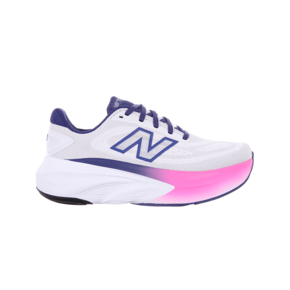 New Balance FreshFoam More v6 Dame i Reflection/Blue Oyster/Pink Heat er en hvid sportssneaker med navy accenter, lilla detaljer, et stort N-logo, tyk sål, der fader fra hvid til pink, og sort ydersål ved hælen for maksimal dæmpning.