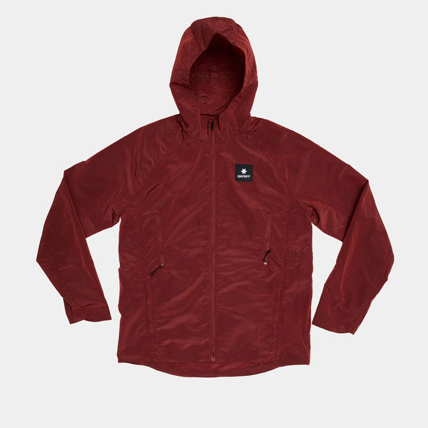 Saysky Clean Pace Shield Jacket, Herre i rød har hætte, lynlås foran, to sidelommer med lynlås og et sort firkantet mærke med hvidt logo på venstre bryst. Jakken vises fladt på en hvid baggrund.